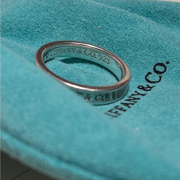 TIFFANY & Co. narrow band ring from the 1837 collection. - Picture 3 of 3